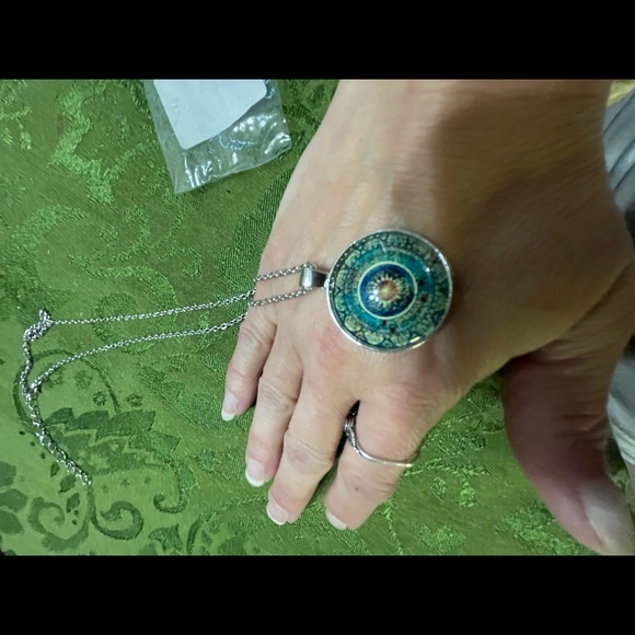 *NEW* Unique sunburst silver tone necklace - Picture 5 of 9